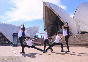 Para penari berpose di depan sederet panel berbentuk-cangkang yang merupakan atap dari Sydney Opera House. Bangunan ini membutuhkan 14 tahun konstruksi! (Foto oleh penari Nick Zhao)