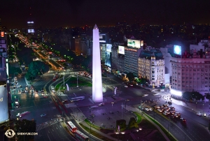 Selama di Argentina untuk sepuluh kali pertunjukan dari tanggal 1-11 Maret, Shen Yun Touring Company mengabadikan foto Obelisk of Buenos Aires. (Foto oleh penari Edwin Fu)