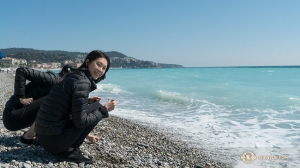 Pantai yang tenang di Nice, Perancis. Shen Yun New York Company berada di kota untuk satu pertunjukan di Nice Acropolis Convention Centre. (Foto oleh penari Felix Sun)