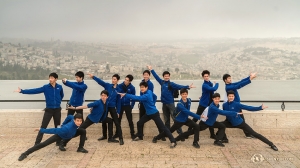 Pada hari yang mendung, grup Shen Yun bertolak ke Yerusalem untuk melihat seluruh pemandangan kota dari Bukit Zaitun.