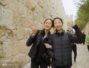 Penari Utama Angelia Wang (kiri) dan Melody Qin di Kota Tua bagian dari kota Yerusalem. (Foto oleh Tiffany Yu)