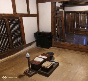 Di dekat Istana, para pemain menemukan tempat sunyi di National Folk Museum of Korea. (Foto oleh Annie Li)