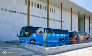 Setelah sepuluh pertunjukan terjual habis di Washington, DC, kami naik ke bis dan berangkat ke kota berikutnya! (Foto oleh proyeksionis Ye Jin)