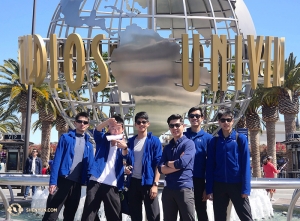 isiting California would not be complete without a visit to Universal Studios. Dancer Chad Chen, penari Ben Chen, penari Leo Lee, pemandu L.A Sam Pu, penari Jun Liang, dan penari Daniel Sun (kiri ke kanan) mengunjungi taman hiburan L.A yang ternama pada hari libur mereka di antara show di Microsoft Theatre. (Foto oleh manajer produksi Gregory Xu)