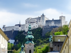 Di belahan dunia lain, Shen Yun New York Company mengunjungi Salzburg, Austria, untuk dua pertunjukan. Kastil Hohensalzburg terkenal yang berada di puncak bukit dekat teater, berhasil menarik perhatian kami. (Foto oleh penari Tony Zhao)