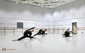 Para wanita dari Touring Company mengambil kesempatan untuk berlatih bersama dengan menggunakan studio tari teater. (Foto oleh Rachel Bastick)