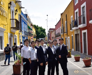 Para penari dari Shen Yun Touring Company bersama-sama menyusuri jalanan Kota Tua di Puebla. (Foto oleh Edwin Fu)