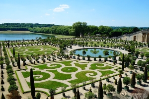Taman-taman mempesona di Versailles terawat dengan rapi. (Foto oleh Jack Han)