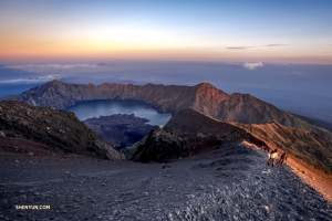 Bassist pemberani kami juga mendaki gunung Rinjani, sebuah gunung berapi yang aktif di Pulau Lombok, Indonesia, dengan ketinggian 3.726 meter (12.224 kaki) di atas permukaan laut. Tidak masalah, TK menyelesaikan tantangannya.