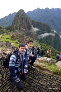 Setelah mendaki ke puncak, Felix dan Alex berhenti sejenak untuk memotret.