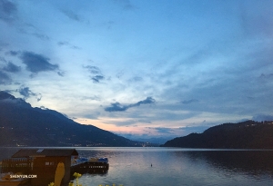 Lago di Caldonazzo, danau terbesar yang sepenuhnya berada di wilayah Trentino-Alto Adige, Italia, sangat memesona di waktu senja.
