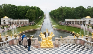 Tidak heran jika Istana Peterhof sering disebut sebagai “Versailles Rusia.”