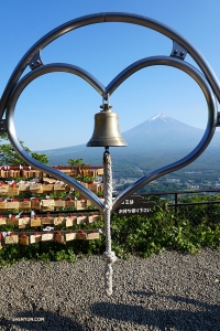 Pemandangan lain dari Gunung Fuji, di puncak Gunung Tenjo. Sebuah mitos lokal mengatakan bahwa jika anda membuat permohonan dengan membunyikan bel sambil memandang melalui hati ke Gunung Fuji, maka keinginan anda akan terkabul.