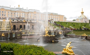 Taman-taman di Istana Peterhof di St. Petersburg, Rusia berisi lebih dari 200 patung dan 144 air mancur di tanah seluas 500 hektar. Air mancur The Grand Cascade yang mengarah ke tangga istana terdiri dari 64 air mancur.