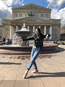 Balet berada di dalam Teater Bolshoi, tapi tarian Tiongkok klasik tepat ada di luar.