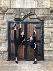 Luna Yu dan Nara Cho tidak liburan ke tempat yang jauh--disini mereka berada di Kebun Bashakill, New York, menikmati cuaca hangat. (Foto oleh penari Cindy Liu)