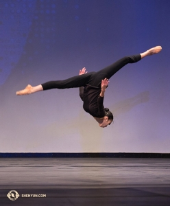 Michelle Lian memeragakan front aerial.
