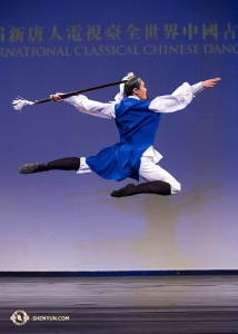 Monty Mou berperan sebagai Li Bai, “Dewa Penyair.” (salah satu Peraih medali emas divisi pria dewasa)