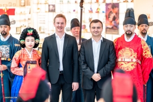 Pemain utama Bassoon Aleksander Velichko (kiri) dan bass trombon Pavlo Baishev berpose bersama oraang-orang Korea dengan pakaian tradisonal para raja Korea 