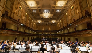 Kemegahan Boston Symphony Hall diabadikan saat latihan dengan penyanyi soprano Haolan Geng.