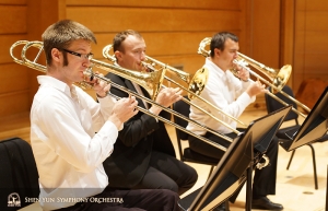 Bagian trombone berlatih bersama sebelum gladi resik. Dari Kiri ke kanan: Alistair Crawford (pemain utama), Ivan Agarkov, dan Pavlo Baishev (bass trombone).