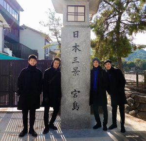Penari (dari kiri) Bryant Zhou, Chad Chen, Daniel Sun, dan Felix Sun menjelajahi Pulau Miyajima bersama-sama.