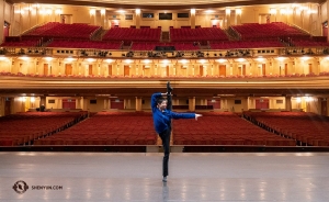 Sementara itu, penari Ty Chen melakukan pemanasan sebelum penampilan pertama Shen Yun Global Company di War Memorial Opera House di San Francisco.

(Foto oleh Zhiheng Li)
