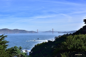 Begitu dekat, namun begitu jauh: Jembatan Golden Gate sepanjang satu mil terlihat dari jauh.

(Foto oleh Johnny Chao)