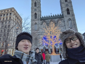 Ben Chen berfoto selfie dengan sesama penari Jun Liang dan pohon Natal yang cukup terang.