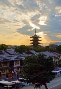 Pagoda Yasaka saat senja.
(Foto oleh penari Felix Sun)
