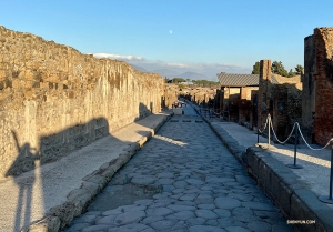 Pandangan sekilas bulan di kejauhan di salah satu jalan di Pompeii
 (Foto oleh Rachael Bastick)