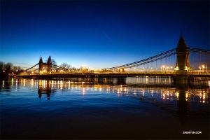 Ditunjukkan di sini adalah jembatan gantung pertama di kota ini. Dibangun pada tahun 1887 dan adalah jenis satu-satunya di dunia. Bisakah Anda menebak, di kota manakah Shen Yun International Company sedang berada?

(Foto oleh penari Tony Xue)