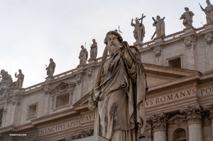Di antara banyak patung yang menghiasi arsitektur jaman Renaissance, adalah patung Santo Petrus sendiri.

(Foto oleh Penari Utama William Li)