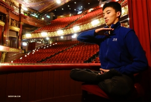 Penari Joe Chang menemukan sebuah balkon yang sepi untuk melakukan meditasi sebelum pertunjukan di Palace Theatre, di Manchester, Inggris.

(Foto oleh penari Jeff Chuang)