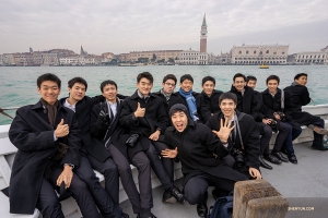 Para seniman mengambil perjalanan satu hari ke sebuah kota di Italia yang dikenal akan jalan-jalan kanalnya.

(Foto oleh William Li)