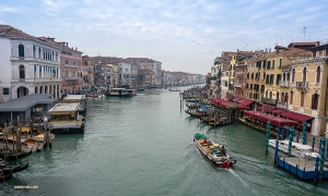 Salah satu kanal lalu lintas air utama di Venice, kanal besar sepanjang 2,4 mil, yang memisahkan 118 pulau yang tersusun menjadi kota.

(Foto oleh Andrew Fung)