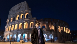 Mengeksplorasi Roma di bawah cahaya rembulan, penari Kim Jisung mengambil waktu sejenak untuk berpose di depan Colosseum.

(Foto oleh Andrew Fung) 