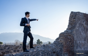 Penari Eric Lam sedang menunjuk sebuah jalan di Pompeii.

(Foto oleh William Li)
