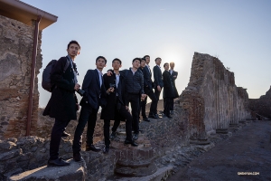 Para seniman berpose di reruntuhan yang terjaga dengan sangat baik dari kota Roma jaman kuno.

(Foto oleh William Li)