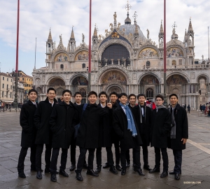 Para penari menangkap momen di depan Basilica.

(Foto oleh William Li)