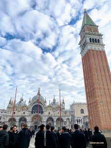Salah satu bangunan paling dikenal di kota, menara lonceng tinggi (St. Mark's Campanile), menjadi tempat bertemu yang sangat bagus—sangat mudah untuk ditemukan

(Foto oleh Han Ye)