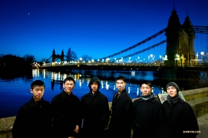 London, Inggris! Para penari sedang berpose di depan Jembatan Hammersmith yang mengesankan, yang saat itu dibuka untuk pejalan kaki namun ditutup untuk pengendara motor. Jembatan ini menyeberangi Sungai Thames.