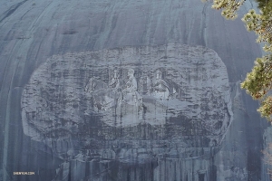 Relief pahatan terbesar di dunia (lebih besar daripada lapangan sepakbola), Confederate Memorial Carving, menggambarkan tiga pemimpin Konfederasi saat Perang Sipil (di atas kuda favorit mereka): Presiden Jefferson Davis dan Jenderal Robert E. Lee dan Thomas J. 