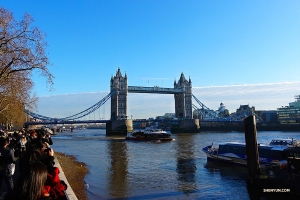Tower Bridge yang ikonik di London, yang memerlukan 432 orang pekerja konstruksi serta waktu delapan tahun untuk membangunnya — namun semua itu layak! (Foto oleh Jeff Chuang)