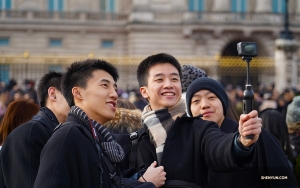 Para penari (dari kiri) Joe Zhang, Jeff Chuang, dan Bingji Jin berjajar untuk mendapatkan foto yang sempurna. (Foto oleh Joey Chou)