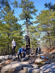 Penari Jim Chen (kiri atas), manajer panggung Lawrence Chang (kiri), dan para penari Kenji Kobayashi (atas tengah), Kelvin Diao (tengah), and Roy Chen (kanan) dari Shen Yun New Era Company menjelajahi lingkungan sekeliling taman (Foto oleh Fu TzuYuan)