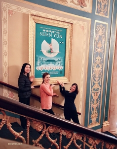 Di lobi Detroit Opera House ada (dari kiri) pemain selo Jasmine Jordan, pemain biola Paulina Mazurkiewicz, dan pemain obo Leen De Blauwe di sebelah poster Shen yun yang dibingkai dengan sangat cantik. (Foto oleh Leeshai Lemish)