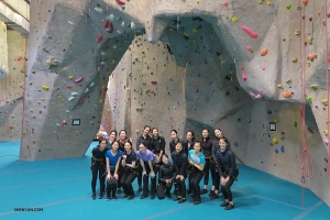 Penari dan musisi mencoba panjat tebing di Texas Rock Gym.

Periksa kembali minggu depan untuk melihat ke mana perginya pemain kami berikutnya!