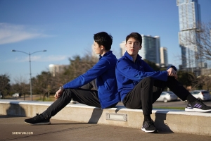 Penari Sam Yang (kiri) dan Louis Liu menghirup udara segar di luar The Long Center for the Performing Arts di Austin, Texas.

(Foto oleh Zack Chan)