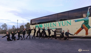 Para pemain Shen Yun tiba di Jacksonville, Florida dan segera bersusun membentuk pose selamat datang di depan bus tur mereka. 

(Foto oleh Penari Utama Kaidi Wu)